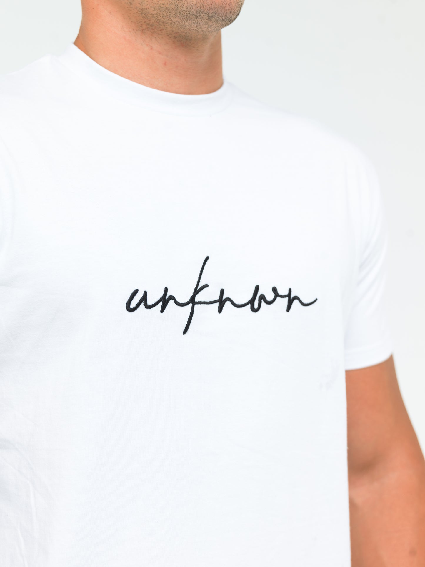 SIGNATURE CURVED HEM TEE- WHITE