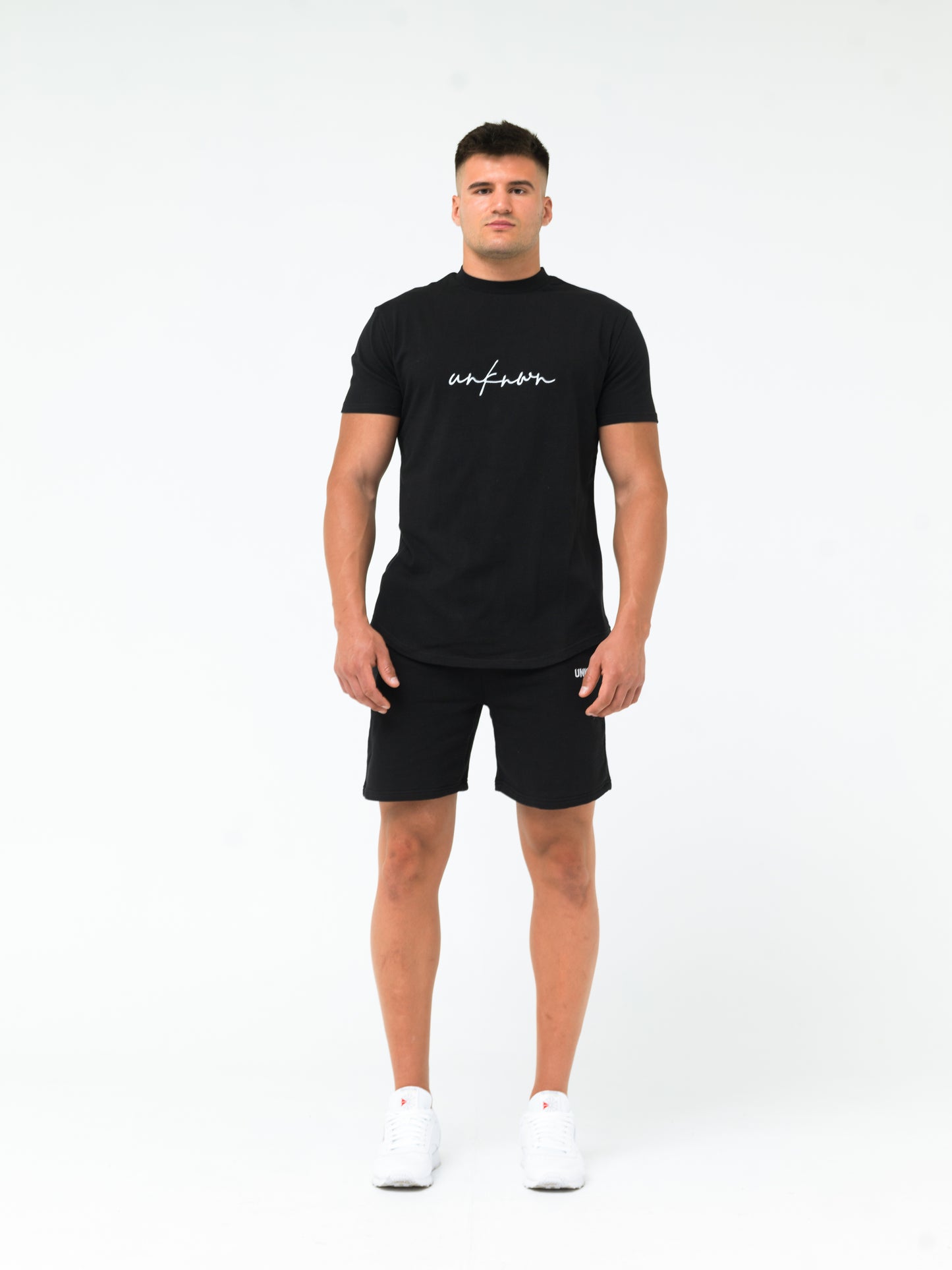 SIGNATURE CURVED HEM TEE - BLACK