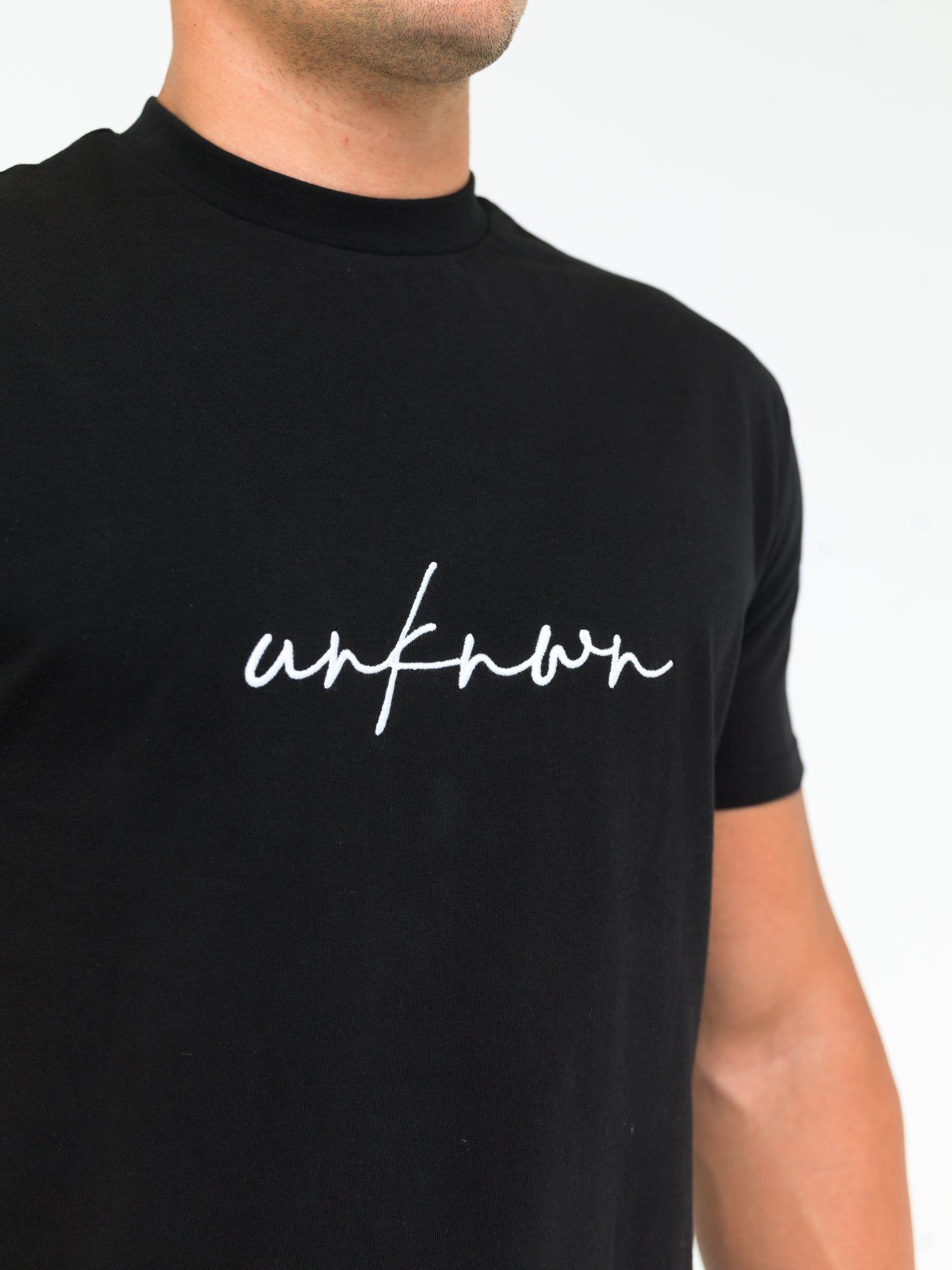 SIGNATURE CURVED HEM TEE - BLACK