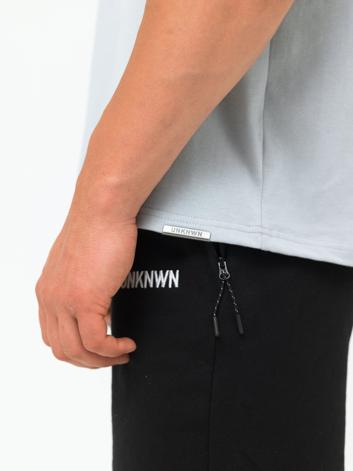 UNKNWN STAPLE TEE - SILVER